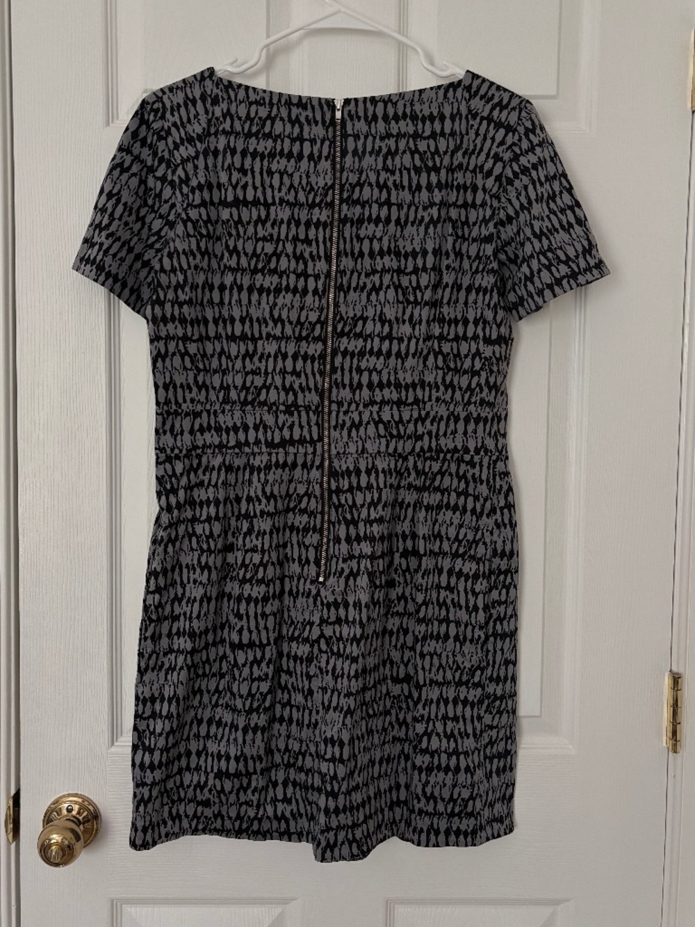 Gray and Black Patterned Short Sleeve Mini Dress - Picture 2 of 4